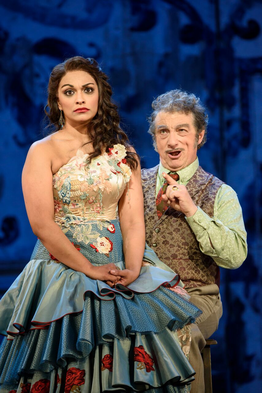 Alessandro Corbelli and Danielle de Niese in Il Barbiere di Siviglia