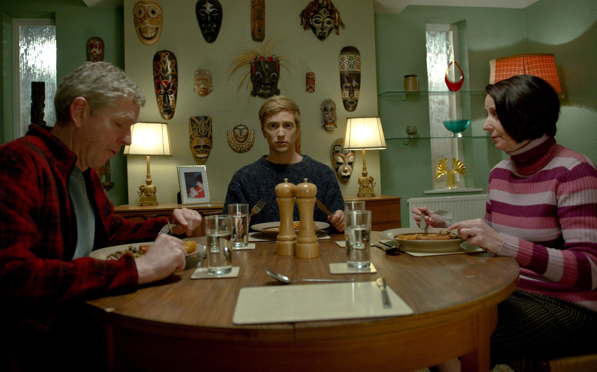 Kieren (Luke Newberry) enjoys dinner with his parents in In The Flesh