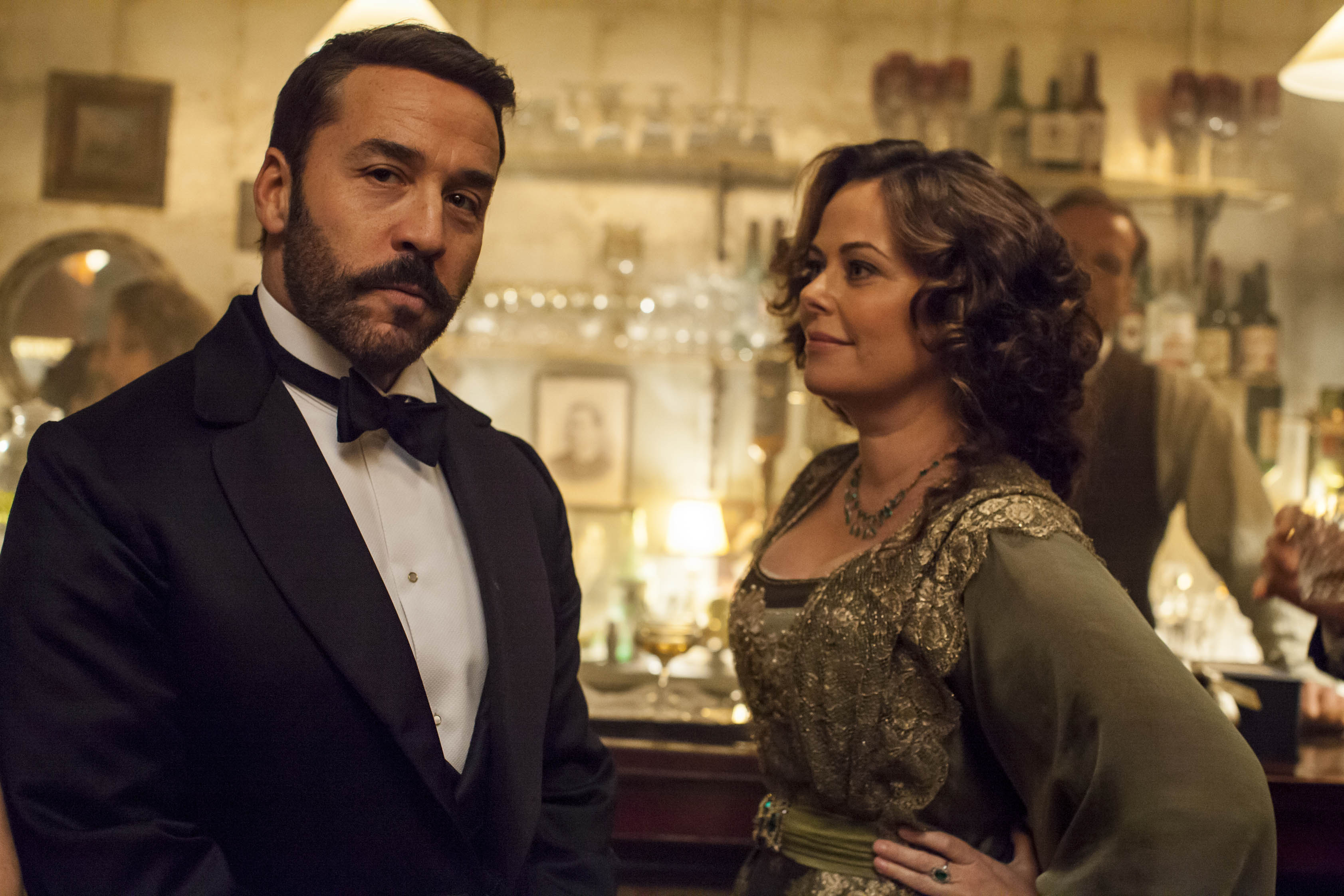 Jeremy Piven as Harry Selfridge and Polly Walker as Delphine Day in Mr Selfridge