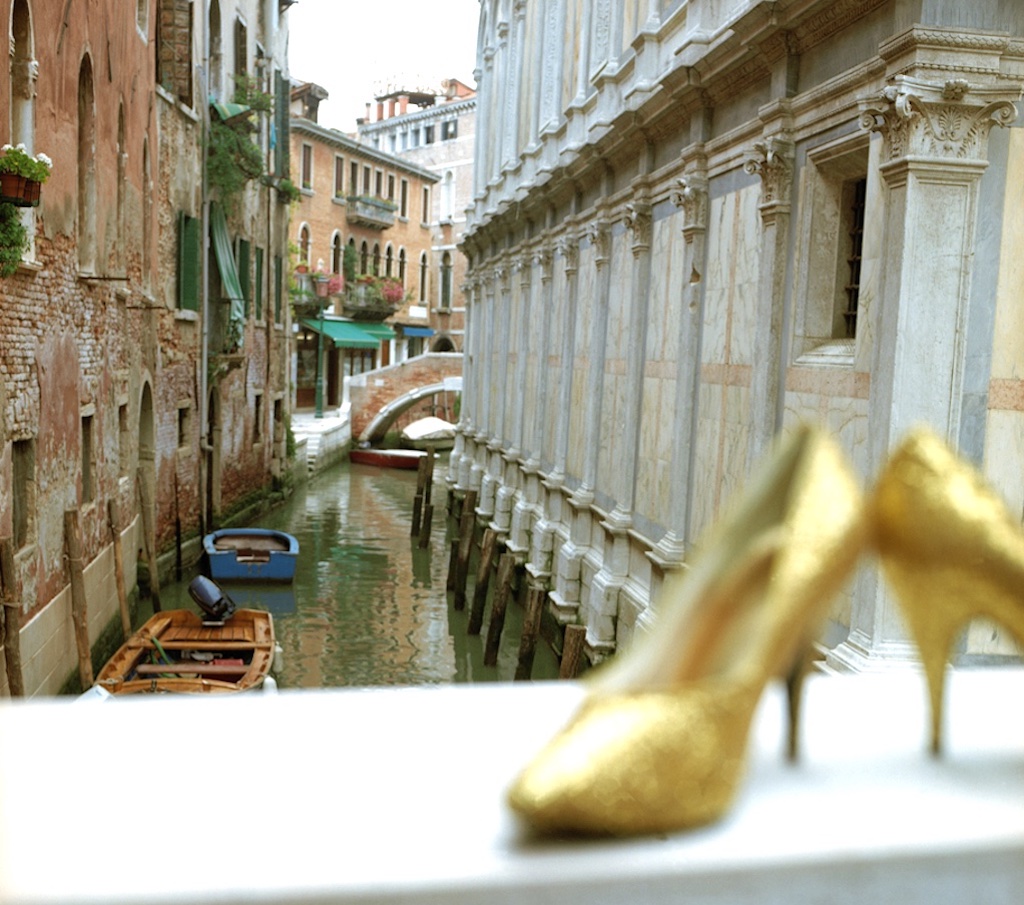 Joy Gregory "Bridge of Miracles, Venice" from the series "Cinderella Tours Europe" 1997-2001 © Joy Gregory