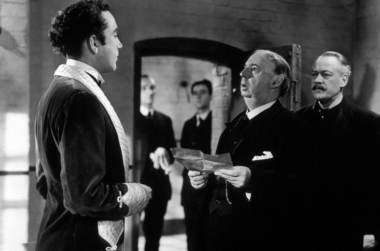 Dennis Price meets his executioner in 'Kind Hearts and Coronets'
