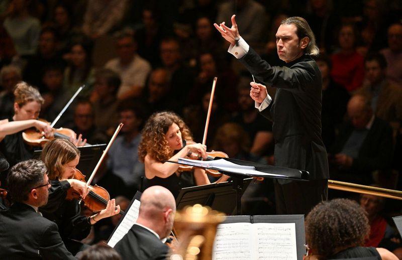 Vladimir Jurowski conducting the London Philharmonic Orchestra in Mahler's Tenth Symphony