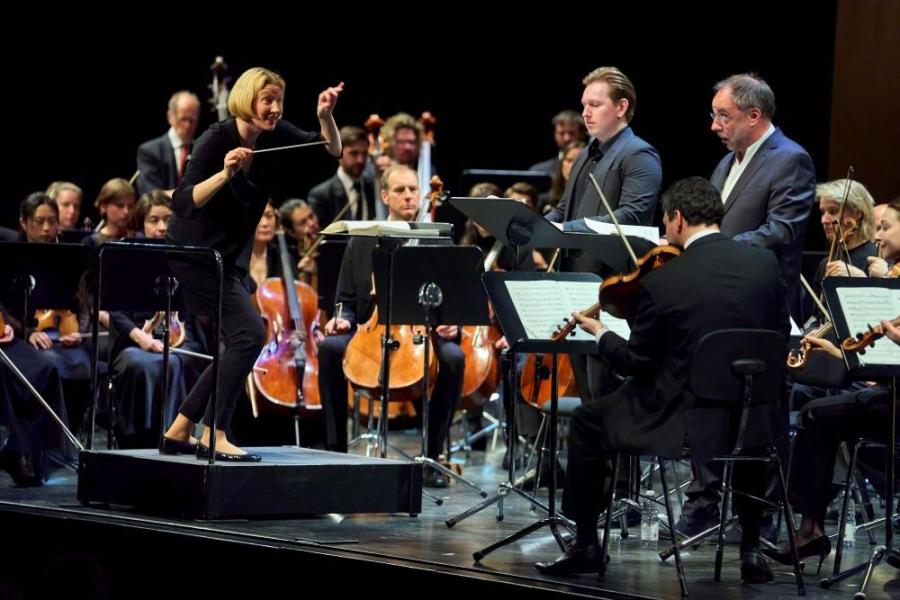 Joana Mallwitz conducting the Mahler Chamber Orchestra with Bogdan Volkov and Matthias Goerne as soloists in Britten War Requiem.