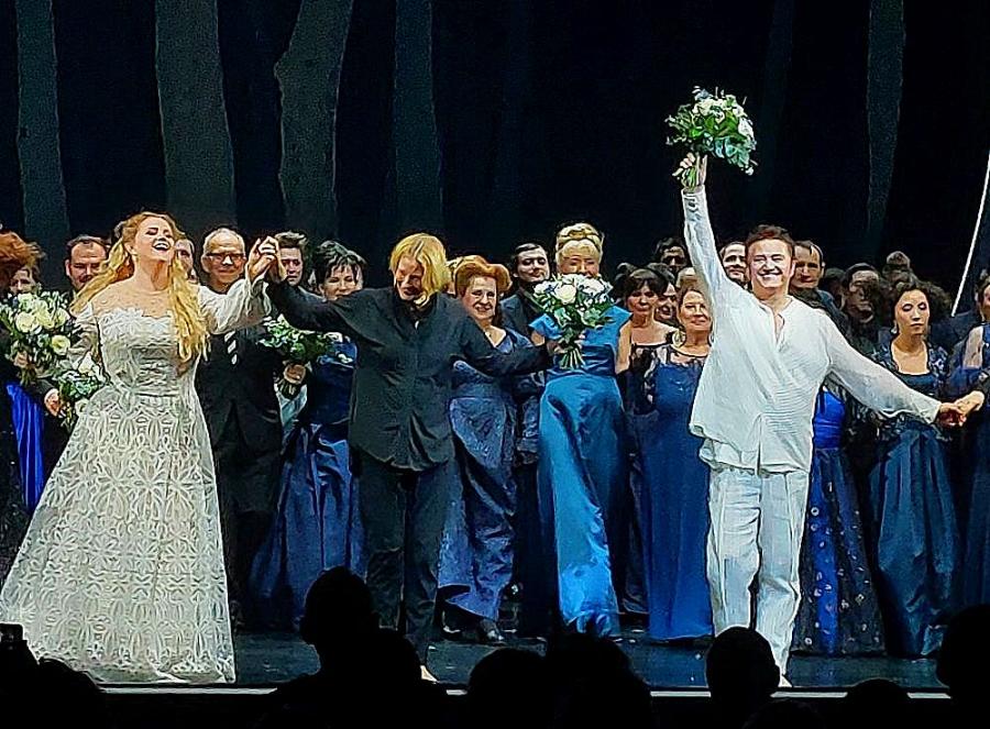 Rachel Willis- ørensen, Joana Mallwitz, Piotr Beczala and members of the two choruses at the curtain call of the Baden-Baden Lohengrin