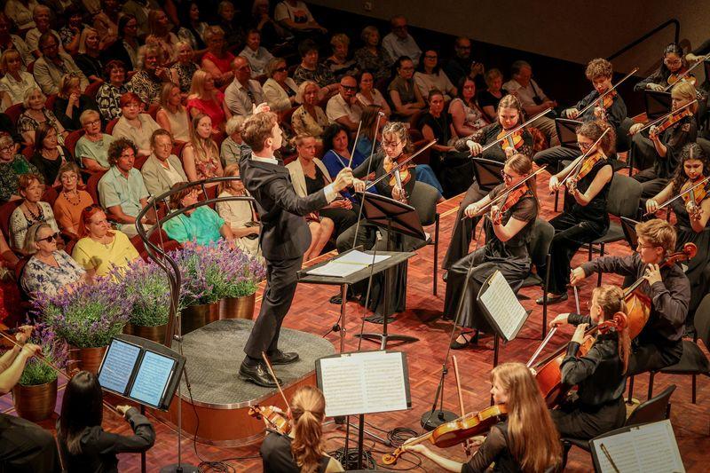 Gabriel Pernet conducting the Jarvi Academy Symphony Orchestra in Liszt's 'Mazeppa'