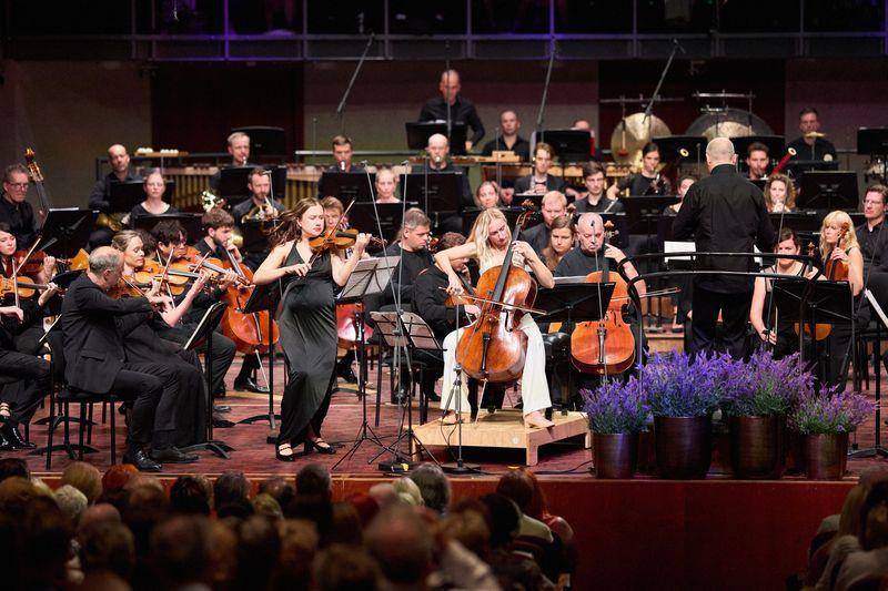 Balanas Sisters, EFO and Paavo Jarvi in Philip Glass's Double Concerto