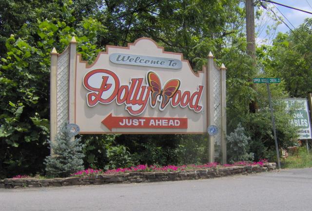 The sign for Dollywood
