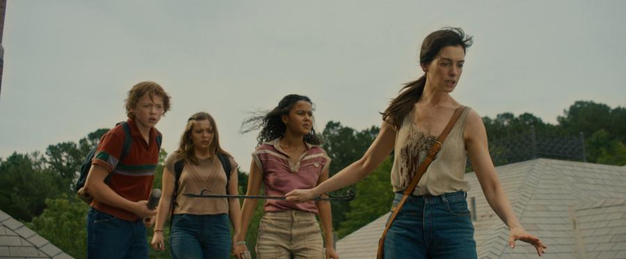 Christian Convery, Maisy Stella, Jordan Alexa Davis and Anne Hathaway in The End of Oak Street