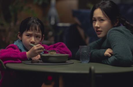 Choi Su-yul as Ri-one and Son Ye-jin as Mi-ri in No Other Choice