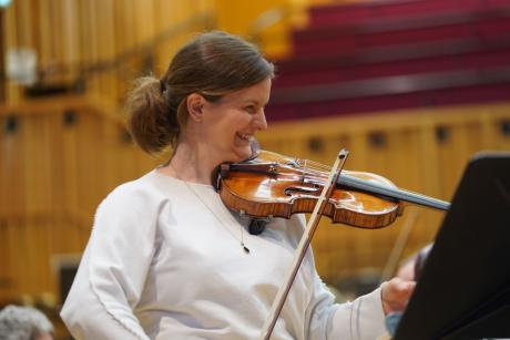 Veronika Eberle in rehearsal