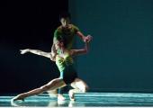 Simmons's 'A Song in the Dark': Simple, graceful moves with spacious shape and depth